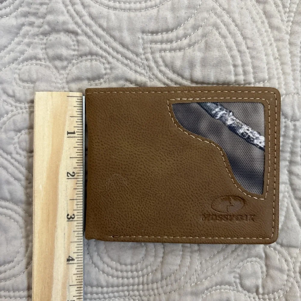 NWOT Mossy Oak Camo Print Bi Fold Mens Wallet Tan Leather 8 Card Spaces